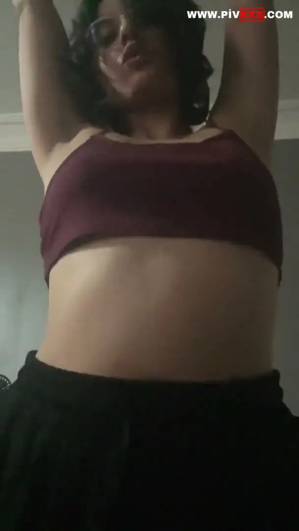 Amator kiz webcamde kalcasini sallayip sarki soyluyor